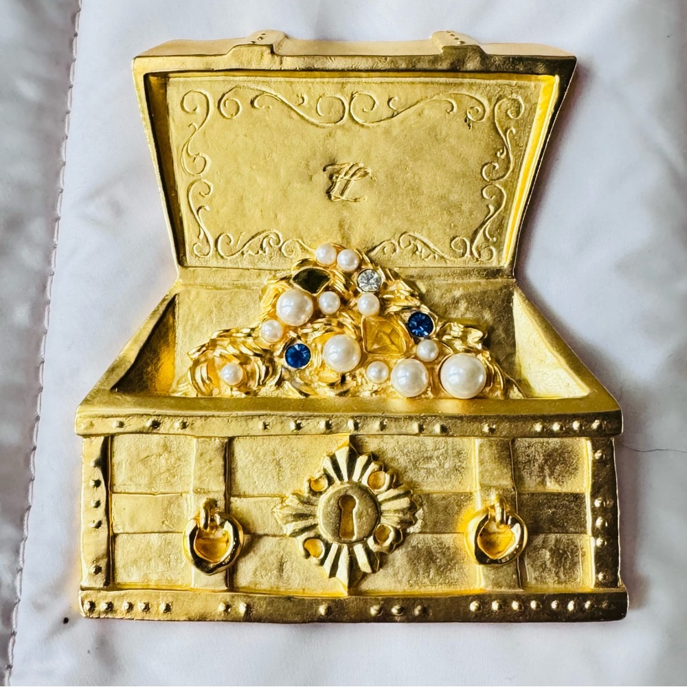 KARL LAGERFELD BROOCH PIN Gold Treasure Chest Jewelry Box
